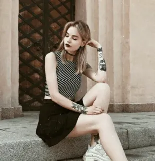 🐼 Frau, Mädchen, Sitzend, Porträt, Tätowierung, Mode telegram sticker