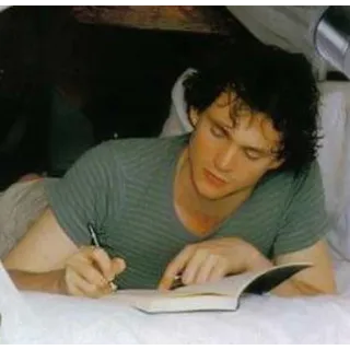 🤓 Hugh Dancy mann, schreiben, bett, buch, schauspieler telegram sticker