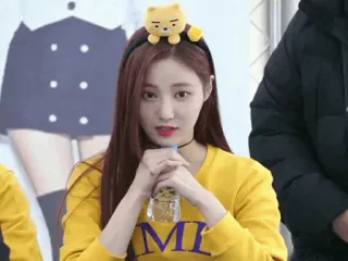 🌩 MI kobieta, koreański, kpop, idol, żółty, słodki, azjatycki whatsapp sticker