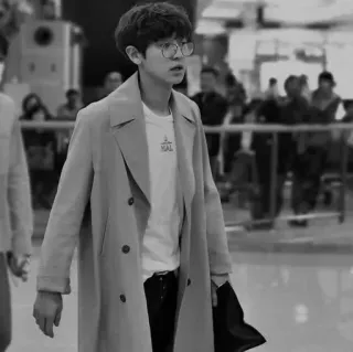 ♥️ 사람, 남자, 코트, 안경, 공항 telegram sticker