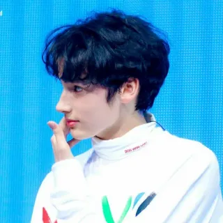 💚 2039 NYC persona, viso, capelli neri, maglione bianco whatsapp sticker