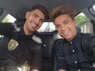 😁 hombres, selfie, sonrisa, coche, amigos, retrato, gente telegram sticker