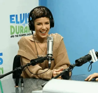 🔌 ELVIS DURAN Person, Frau, Radio, Lächeln, Promi telegram sticker