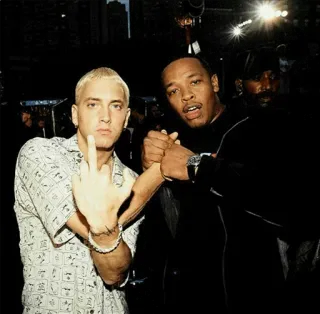🙁 Eminem Eminem, Dr. Dre, Rapper, Dedo do meio, Hip hop, Música whatsapp sticker