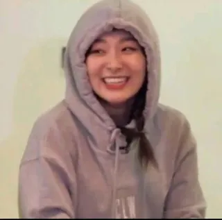 💘 mujer, sudadera con capucha, sonriendo, retrato, interior telegram sticker