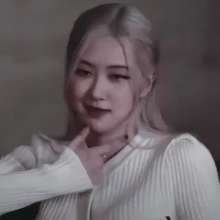 🏩 mujer, persona, retrato, pelo rubio, suéter blanco, Roseanne Park, cantante whatsapp sticker