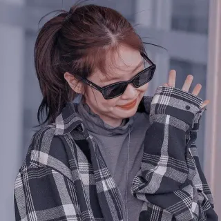 😊 vrouw, zonnebril, persoon, portret, casual, ruitjeshemd telegram sticker