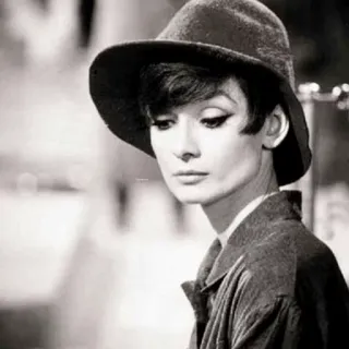 ➿ Audrey Hepburn Audrey Hepburn, atriz, clássico, chapéu, preto e branco telegram sticker