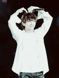 🌝 V K-pop, BTS, Kim Taehyung, Idol, Músico, Corazón, Corazón con los dedos whatsapp sticker
