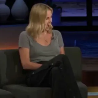 🏹 mujer, sentada, sofá, rubia, camisa gris, programa de tv telegram sticker