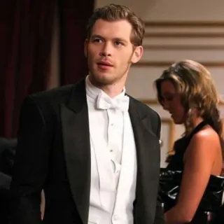 📰 Klaus Mikaelson The Vampire Diaries Klaus, Mikaelson, Vampire Diaries, Smoking, Tenue de soirée, Homme telegram sticker
