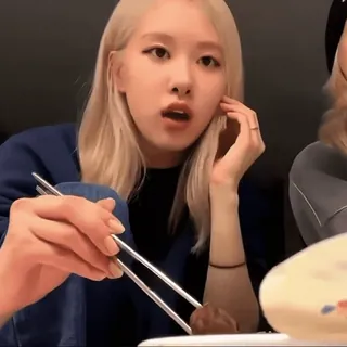 🍪 ผู้หญิง, กิน, ตะเกียบ, ผมบลอนด์, อาหาร whatsapp sticker