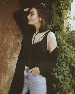 💸 mujer, moda, retrato, exterior, casual, estilo telegram sticker
