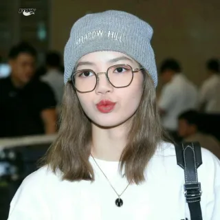 😚 SHADOW HILL femme, portrait, lunettes, bonnet, mode, coréen, fille, stylé telegram sticker