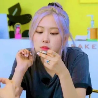 📎 Rosé Rosé, cantor(a), comendo, celebridade, k-pop, comida telegram sticker