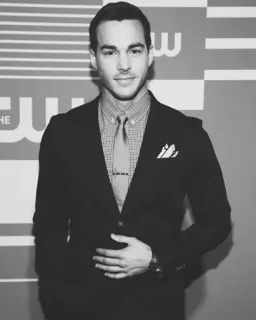 🌪 Chris Wood acteur, portrait, noir et blanc, homme, costume, tenue de cérémonie telegram sticker