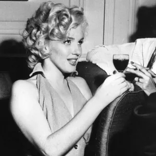 🥀 Marilyn Monroe Мэрилин Монро, актриса, вино, блондинка, винтаж, Голливуд telegram sticker