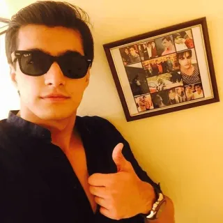 👍 pria, selfie, kacamata hitam, potret, dalam ruangan, orang, jempol ke atas telegram sticker
