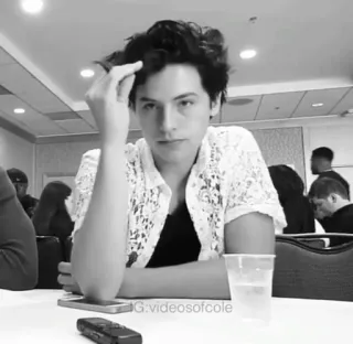 🥀 Cole Sprouse G:videosofcole aktor, celebryta, portret, mężczyzna, model whatsapp sticker