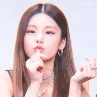 YEJI 황 by @anaphaliss 🐧🐚 whatsapp stickers
