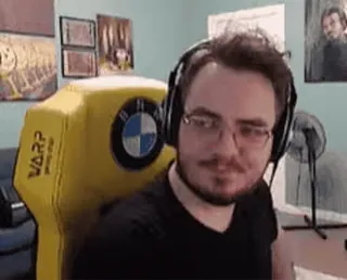 😉 VARP Mann, Brille, Kopfhörer, Stuhl, VarP telegram sticker