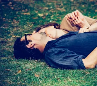 🙃 pareja, amor, romance, césped, aire libre telegram sticker