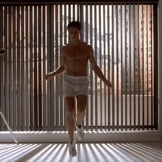💪 Patrick Bateman American Psycho Патрик Бэйтмен, Американский психопат, Кристиан Бэйл, упражнения, фитнес, 80-е, фильм whatsapp sticker