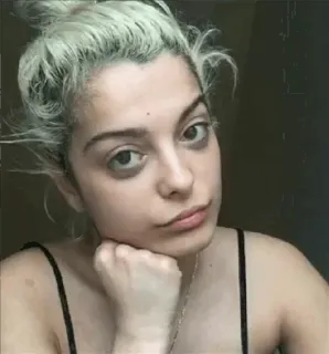 🤔 portret, selfie, vrouw, gezicht, persoon telegram sticker