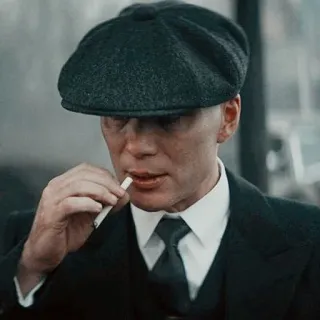 🤔 Thomas Shelby Peaky Blinders Thomas Shelby, Peaky Blinders, Cillian Murphy, cigarette, années 20, gangster, casquette plate, Angleterre telegram sticker