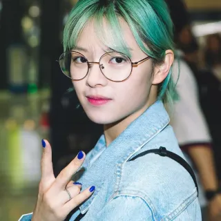 🤘 kobieta, osoba, zielone włosy, okulary, K-pop, kurtka jeansowa, niebieskie paznokcie telegram sticker