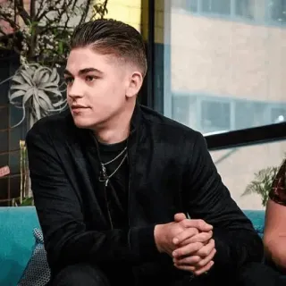 🗝 Hero Fiennes Tiffin Aktor, Potret, Pria, Selebriti, Jaket hitam, Dewasa muda telegram sticker