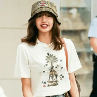 🌿 Lisa женщина, портрет, человек, знаменитость, мода, стиль, шляпа telegram sticker