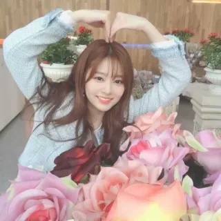 🛒 女性, 花, ポートレート, 笑顔, ハート手 telegram sticker