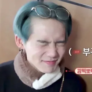 😆 깜짝 뽀작 kpop, k-pop, smorfia, divertente, ritratto, celebrità, occhiali, coreano whatsapp sticker