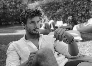 ▪️ homme, masculin, extérieur, détendu, portrait, été, assis, herbe telegram sticker