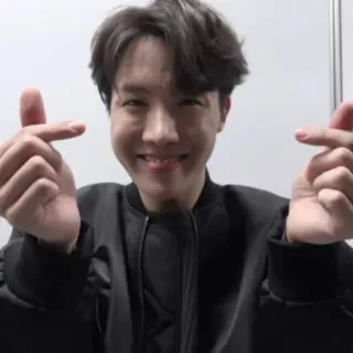 🧩 kpop, j-hope, 手指爱心, 微笑, 肖像, 亚洲人, 娱乐 telegram sticker