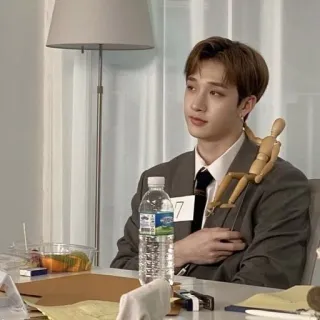 🧸 7 男人, 韩国, 坐着, 西装, 室内 telegram sticker