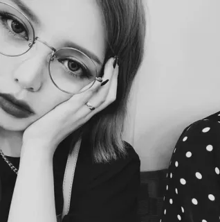 🌚 retrato, mujer, gafas, moda, estilo, monocromo telegram sticker