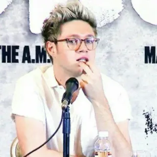 🥀 Niall Horan Niall Horan, cantante, One Direction, celebridad, gafas, micrófono telegram sticker
