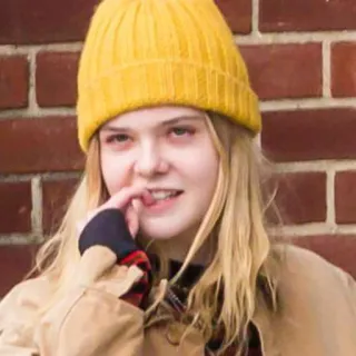 😏 Elle Fanning Elle Fanning, Schauspielerin, gelbe Mütze, blonde Haare, Porträt whatsapp sticker