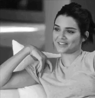 🤍 Kendall Jenner นางแบบ, คนดัง, ภาพเหมือน, ผู้หญิง, ยิ้ม telegram sticker