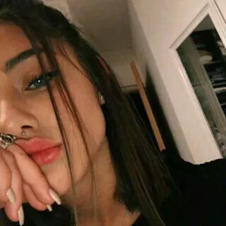 🎶 femme, fille, portrait, visage, beauté, yeux, lèvres telegram sticker