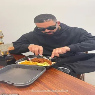 💡 Drake @daveshotchicken Drake, cibo, pranzo, celebrità, DavesHotChicken telegram sticker
