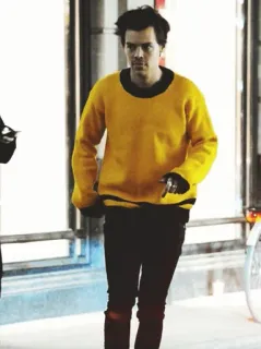 💶 Harry Styles homme, pull jaune, décontracté, street style, célébrité telegram sticker