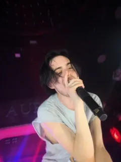 ❤️‍🔥 hombre, cantante, micrófono, actuación, concierto telegram sticker