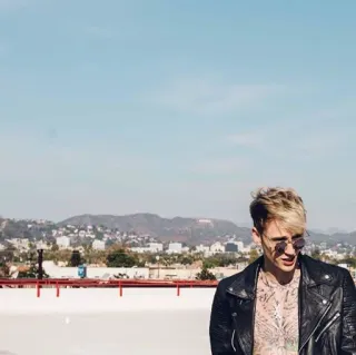 ➿ Machine Gun Kelly machine gun kelly, mgk, rapper, nhạc sĩ, ca sĩ, nghệ sĩ, người nổi tiếng whatsapp sticker
