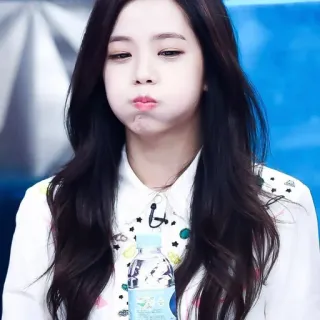 ☺️ wanita, korea, penyanyi, idola, rambut hitam, botol air, cantik telegram sticker