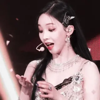 😨 Karina Karina, K-Pop, Idol, Cantante, Artista, Escenario, Mujer whatsapp sticker