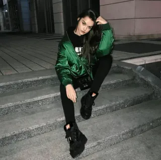 🌿 kobieta, siedząca, schody, na zewnątrz, moda, dziewczyna telegram sticker