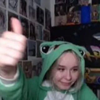 👍 kobieta, bluza z kapturem, kciuk w górę, portret telegram sticker